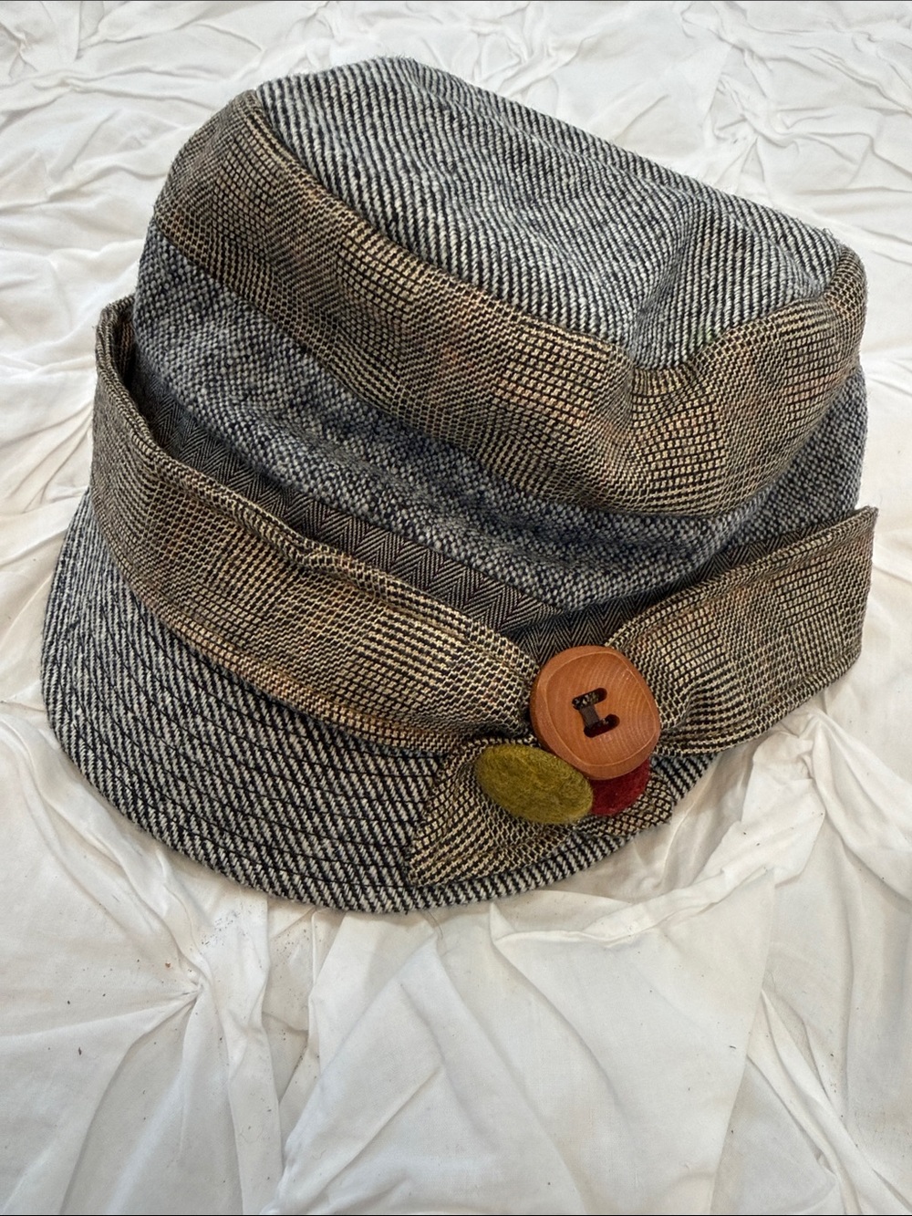 W’s Vintage Grace Hats Gray/Beige Tweed Cap with Decorative Button Accent